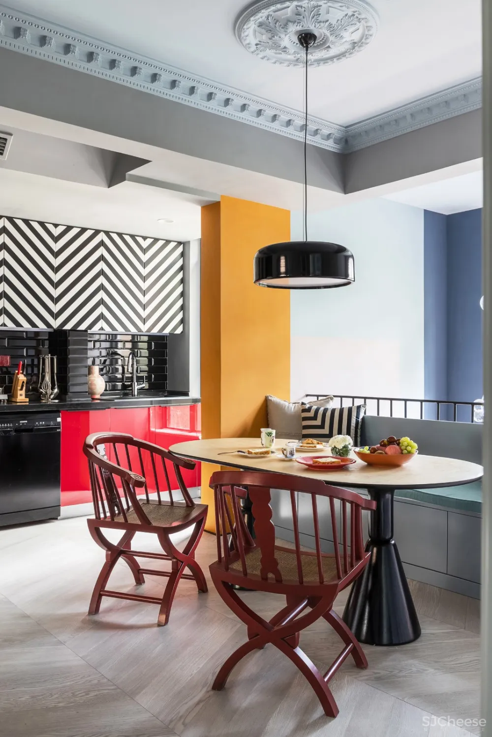 满满艺术复古风,她的家装扮得戏剧感十足!