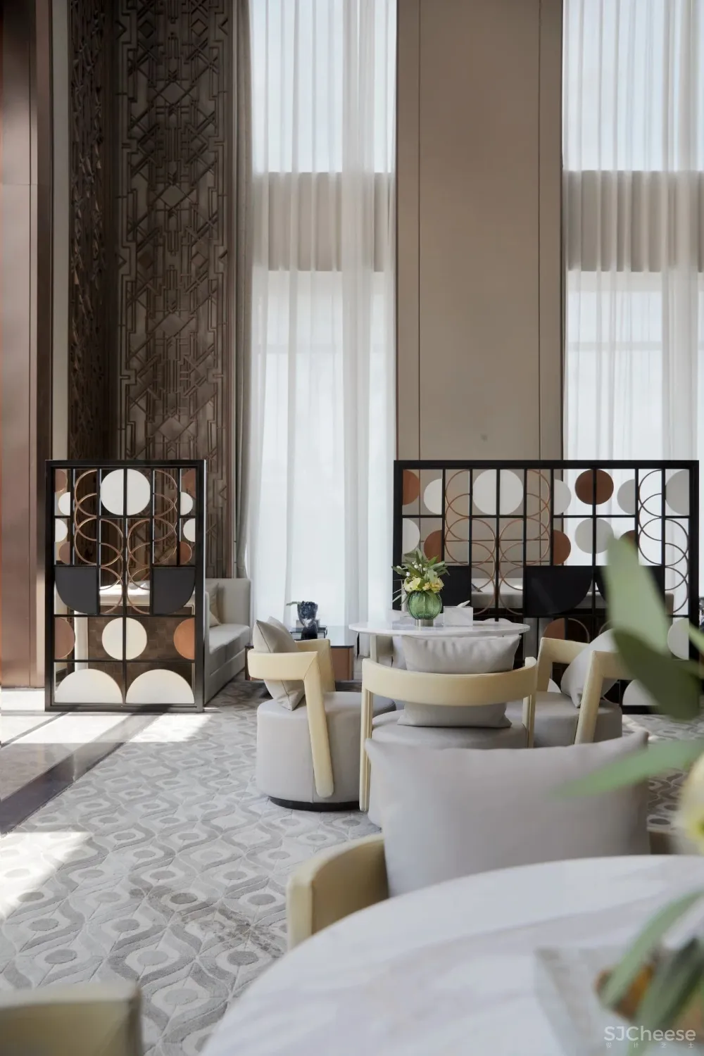 在镜像世界中寻找自己【绿地金茂国际金融中心售楼处】