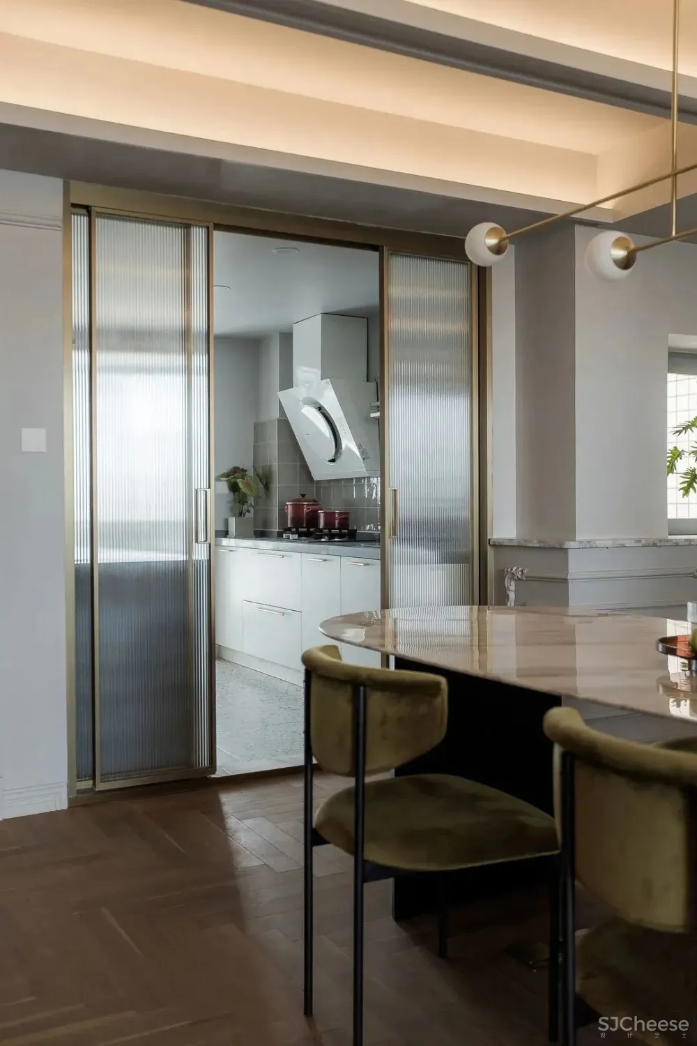 175㎡“职住一体”的家,旋转楼梯融入法式风情,装出大宅气度 吾隅设计