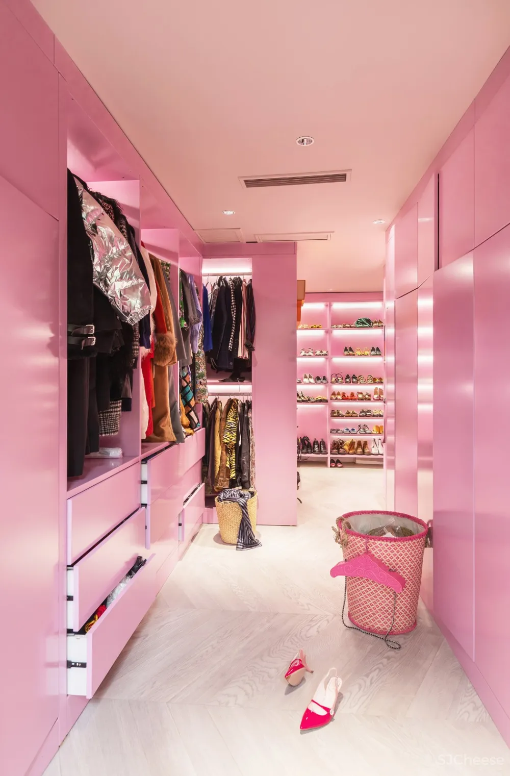 满满艺术复古风,她的家装扮得戏剧感十足!