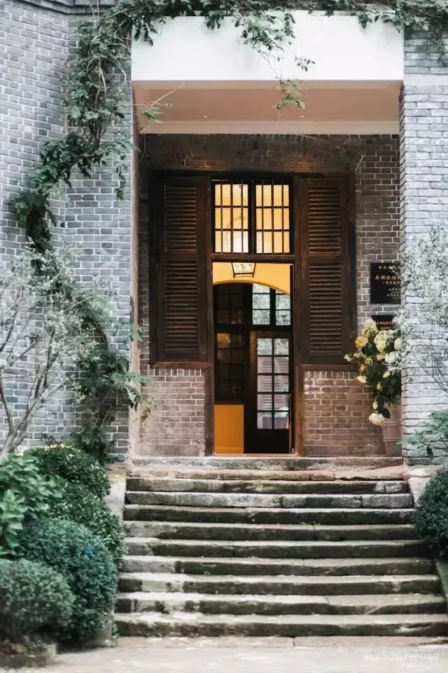 谢柯-既下山·重庆生活的复杂和冲突,都在这间院落“缴械投降”!