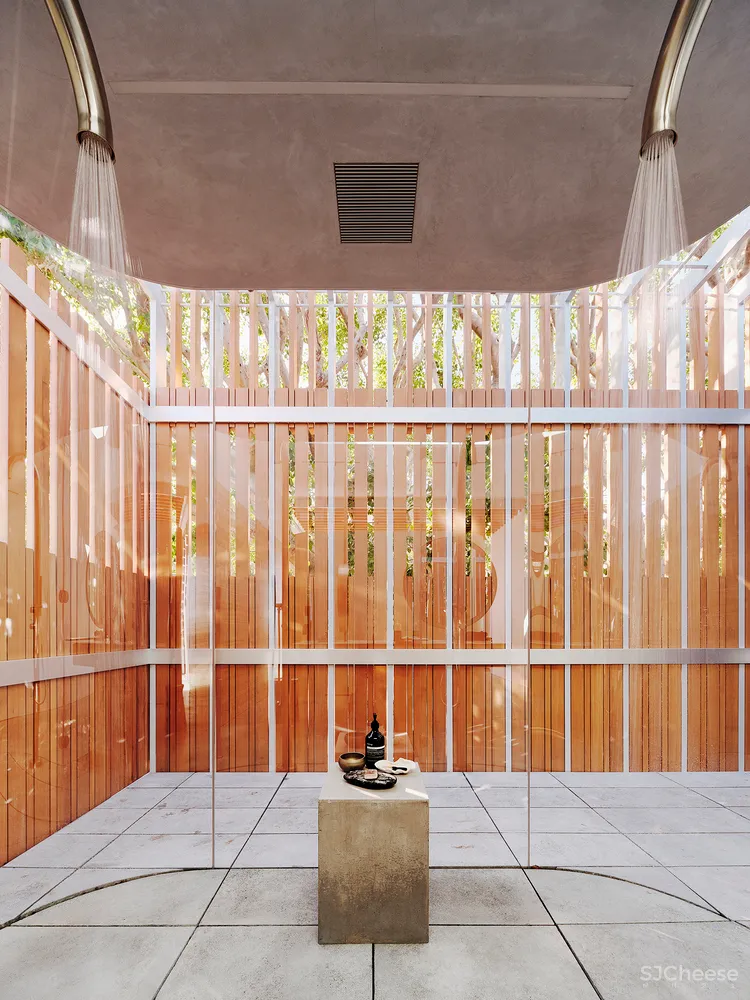 这栋180°全景「玻璃屋」,透明楼梯、网红滑梯,每件家具都是定制款!