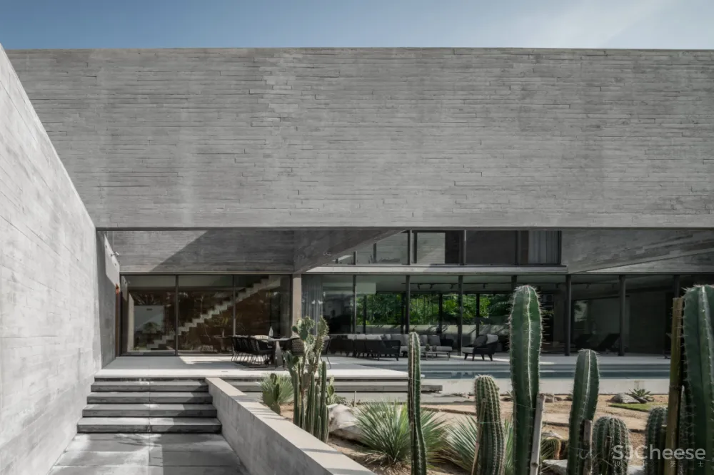 1500㎡ 全混凝土别墅,用木纹呈现永不褪色的质感