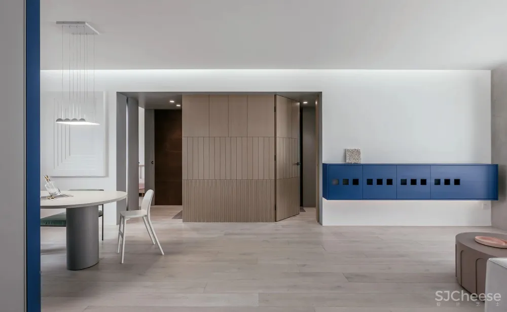 让两个女儿赤脚奔跑的家，140㎡浅色三室纯净通透，极简软装，倍感高级！