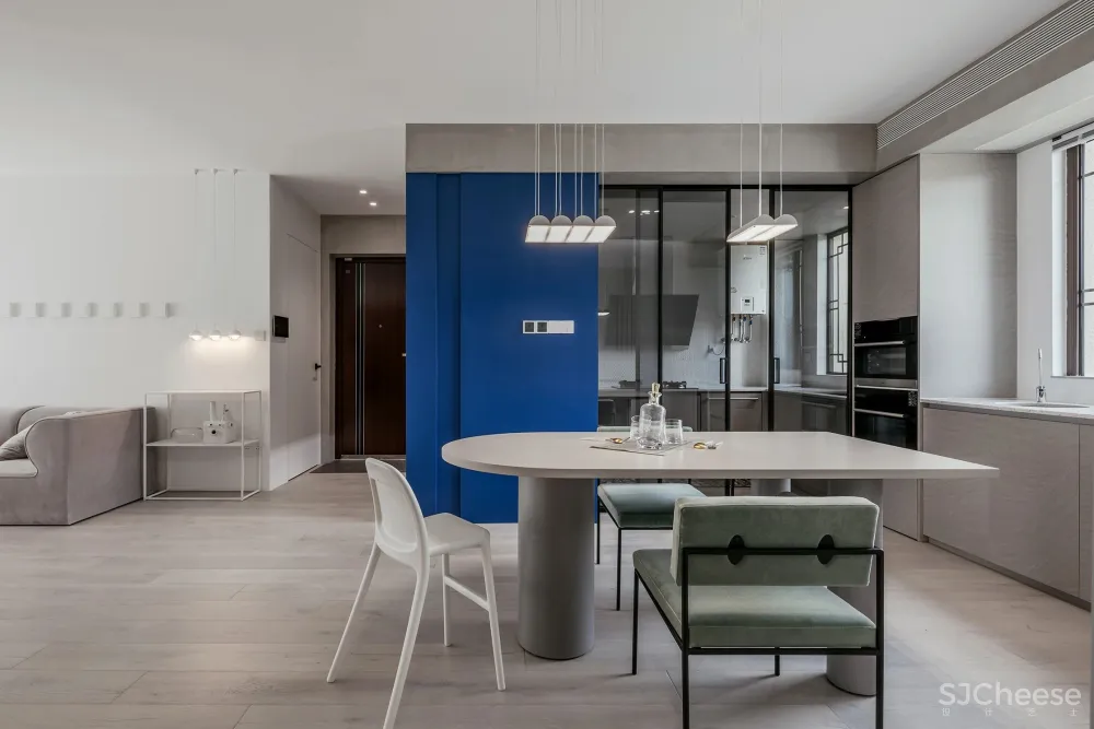 让两个女儿赤脚奔跑的家，140㎡浅色三室纯净通透，极简软装，倍感高级！