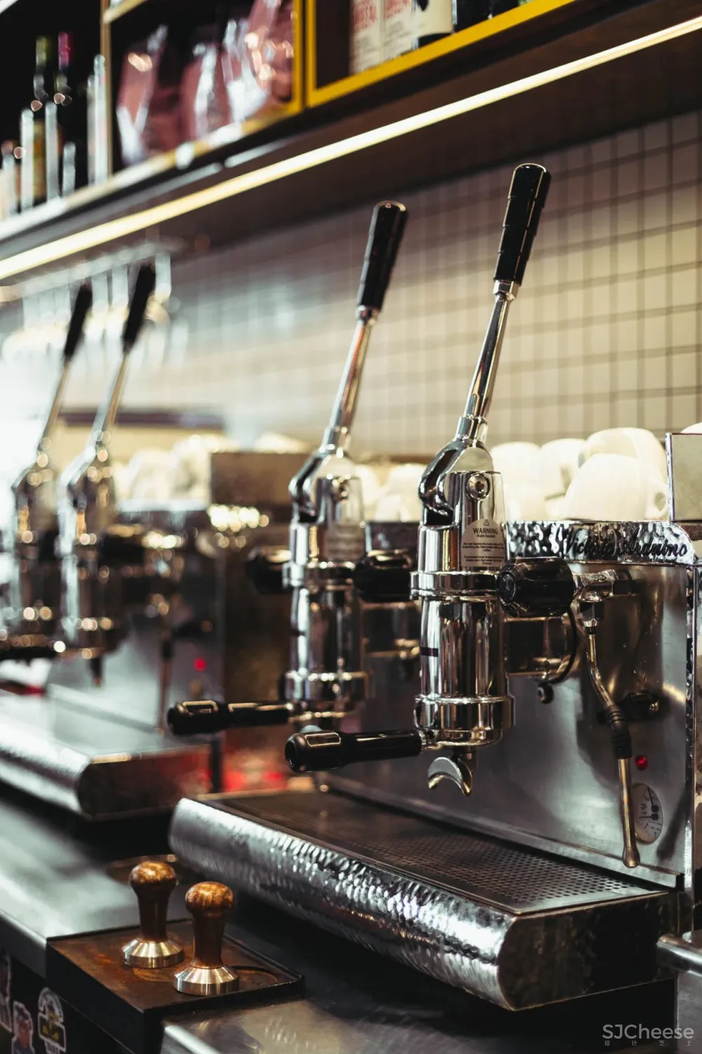 Caffettiera Caffé Bar in Montréal by Ménard Dworkind.
