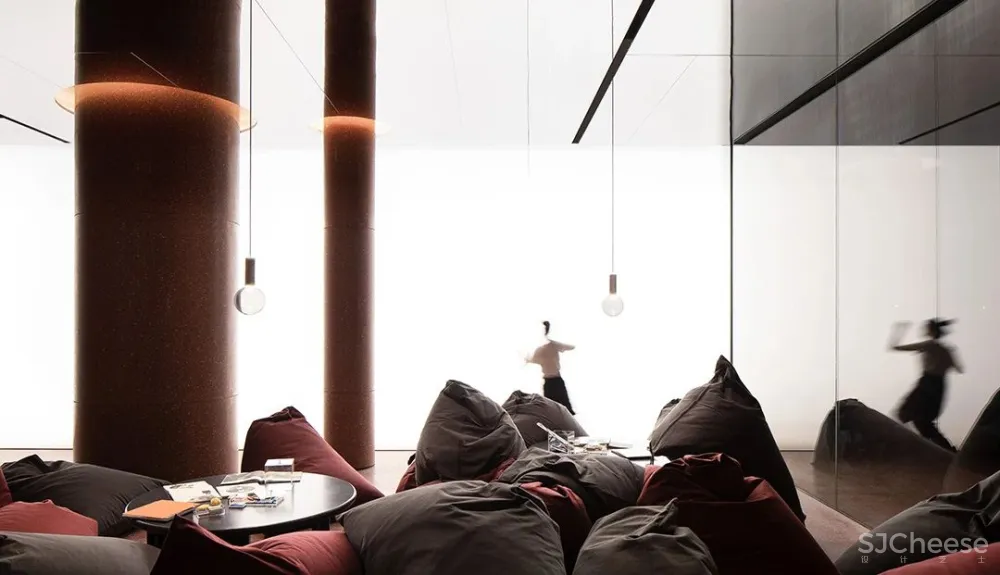 DOMANI 东 仓 牛 顿 与 月 亮