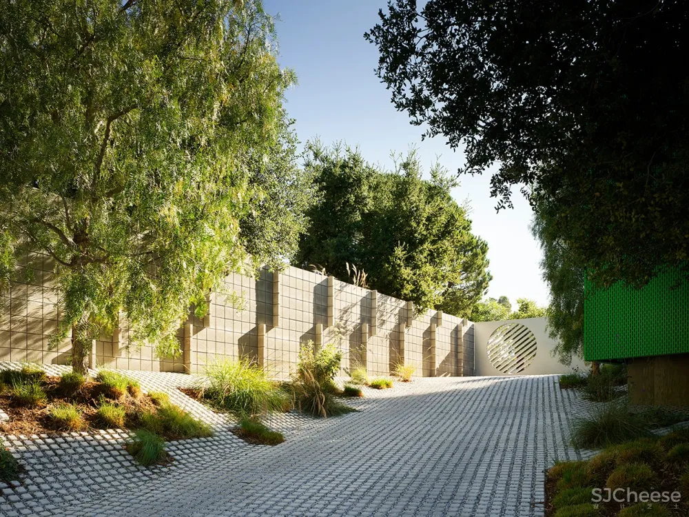 从外面看就是满墙孔板的铁皮屋,个性豪宅不输土壕风大别墅