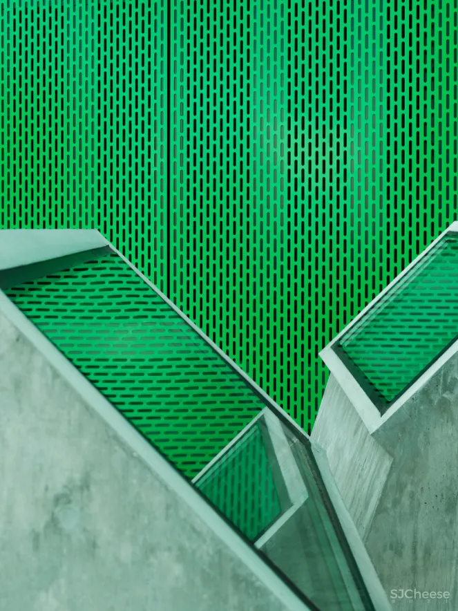 从外面看就是满墙孔板的铁皮屋,个性豪宅不输土壕风大别墅