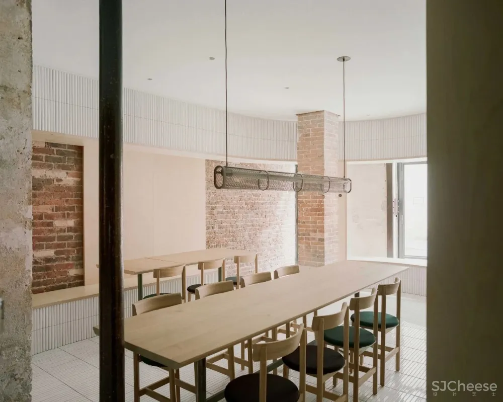 Neri＆Hu在巴黎餐厅Papi中保留了陈旧的细节