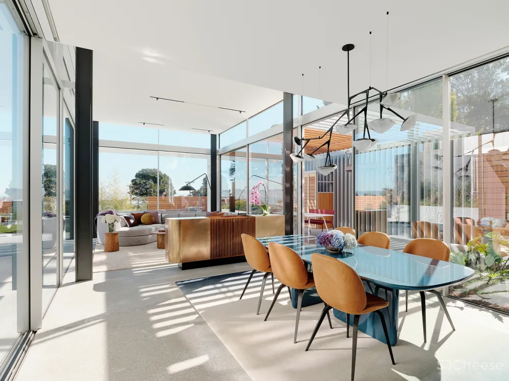 这栋180°全景「玻璃屋」,透明楼梯、网红滑梯,每件家具都是定制款!