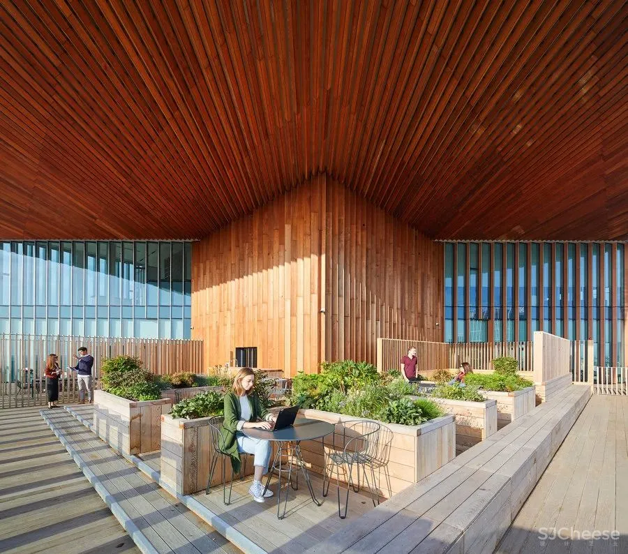 OMA 拿了高层公寓奖,这样板房才是正统「北欧风」