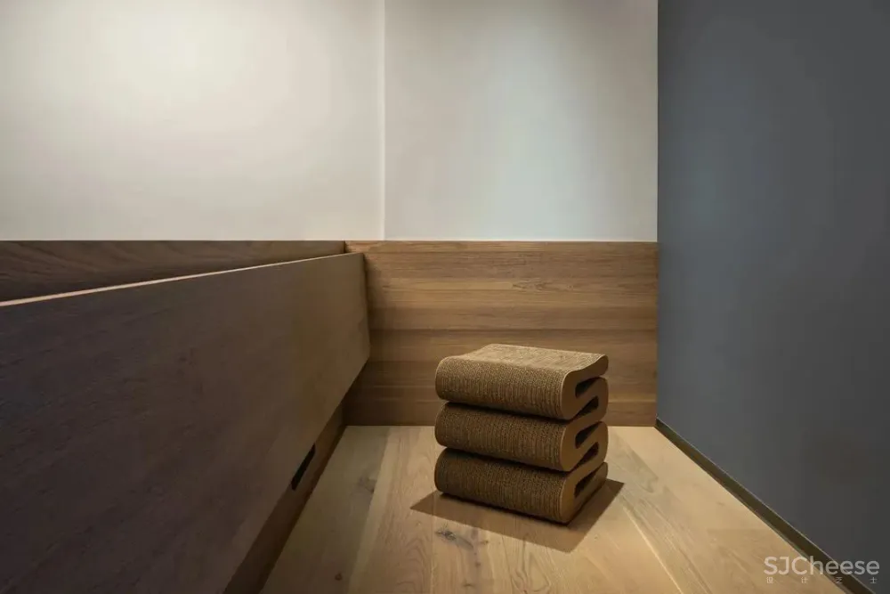 拆除楼梯隔墙,卧室并入客厅,117㎡暗室变身质感慵懒家 未見空间美学