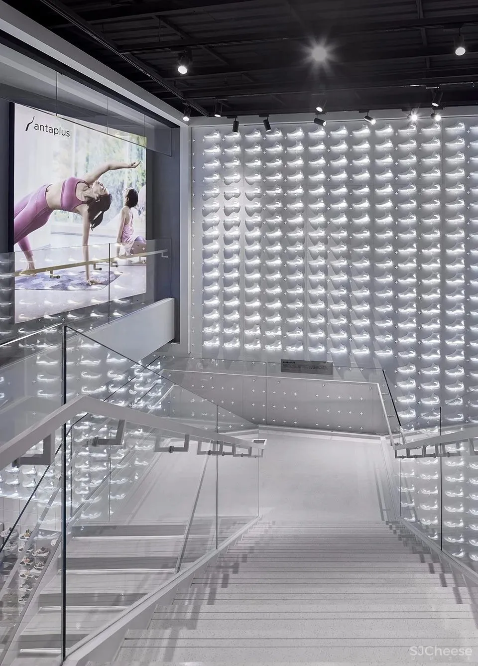 安踏第十代终端形象店 上海南京东路