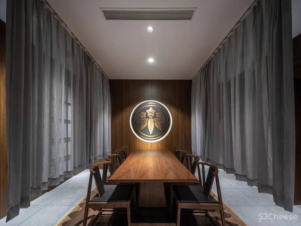 双子座俞挺的两个新作:一座妖的乐园、一个文学爱好者的客厅