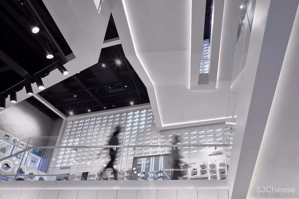 安踏第十代终端形象店 上海南京东路