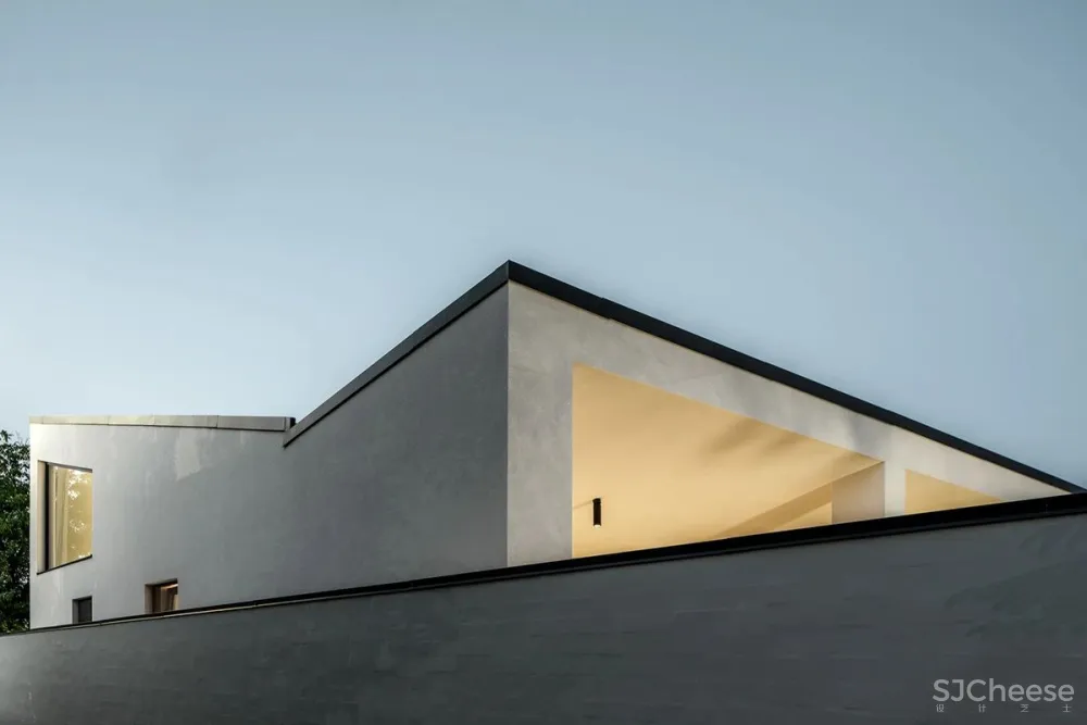 打破常规的房子,屋顶加个仰角引光入室,这样的自建房太有创意了!