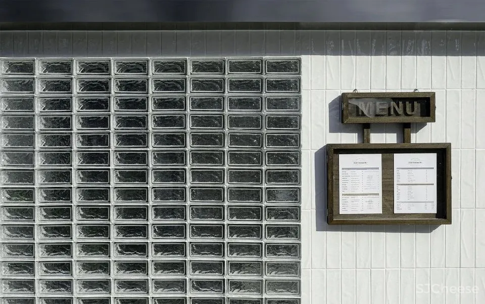 一间开放式的街边店