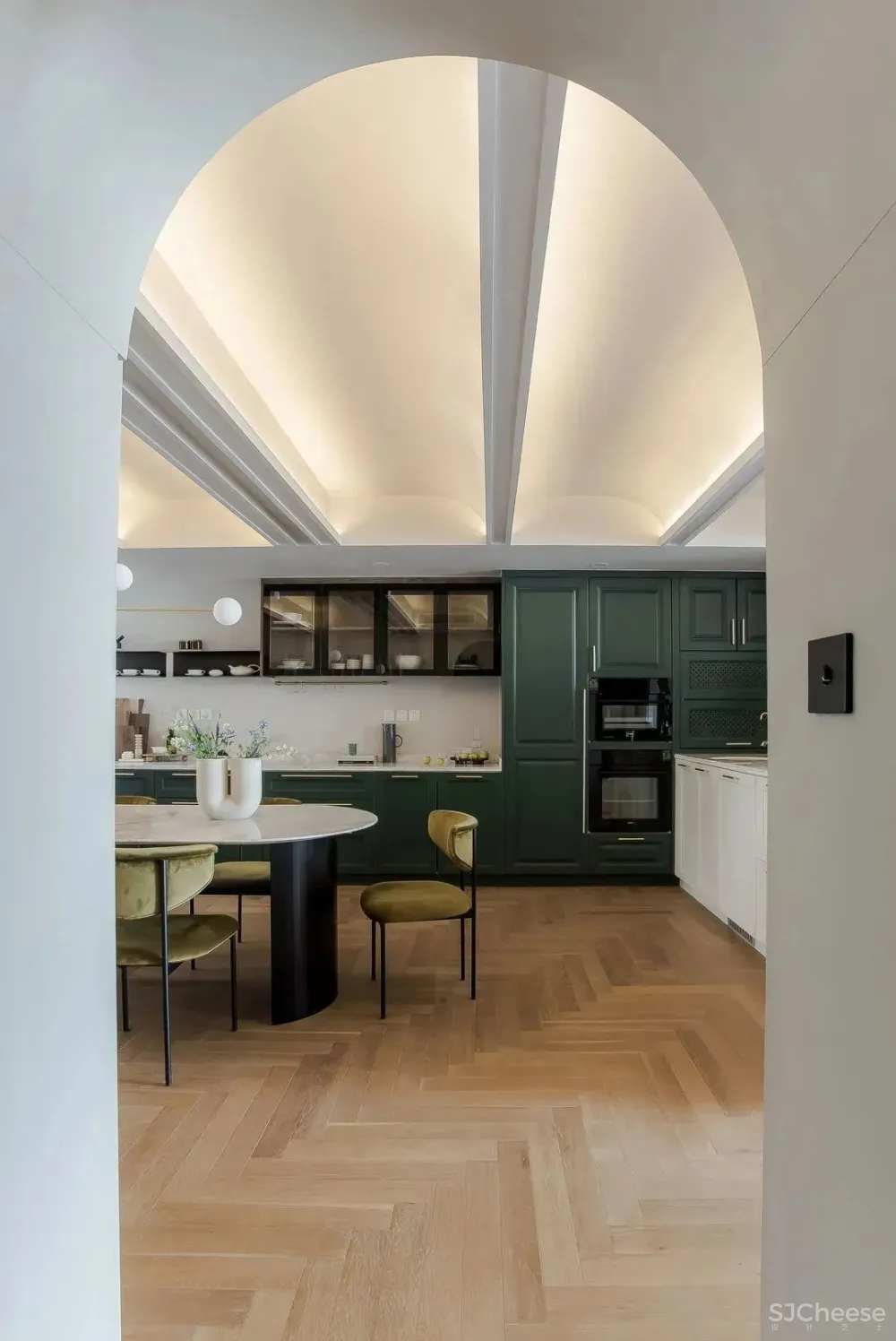 175㎡“职住一体”的家,旋转楼梯融入法式风情,装出大宅气度 吾隅设计