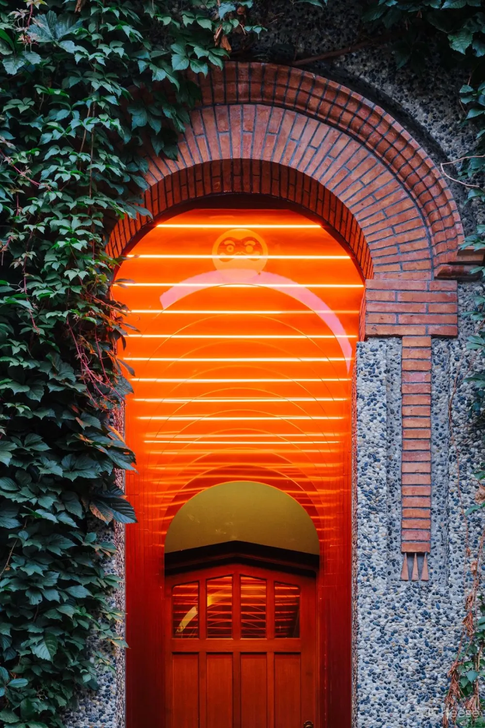 双子座俞挺的两个新作:一座妖的乐园、一个文学爱好者的客厅