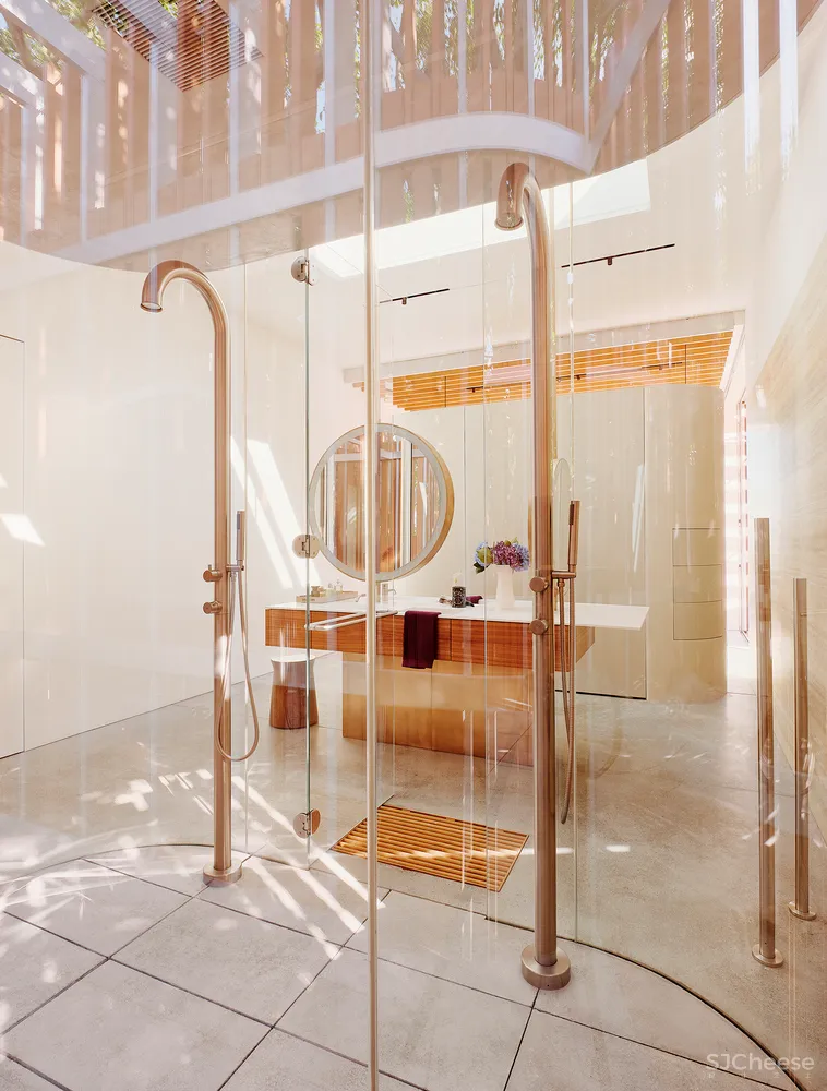 这栋180°全景「玻璃屋」,透明楼梯、网红滑梯,每件家具都是定制款!