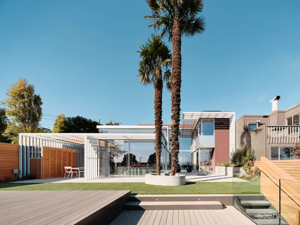 这栋180°全景「玻璃屋」,透明楼梯、网红滑梯,每件家具都是定制款!