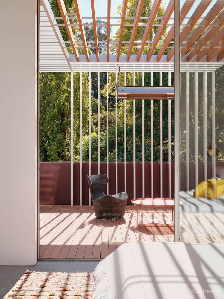 这栋180°全景「玻璃屋」,透明楼梯、网红滑梯,每件家具都是定制款!