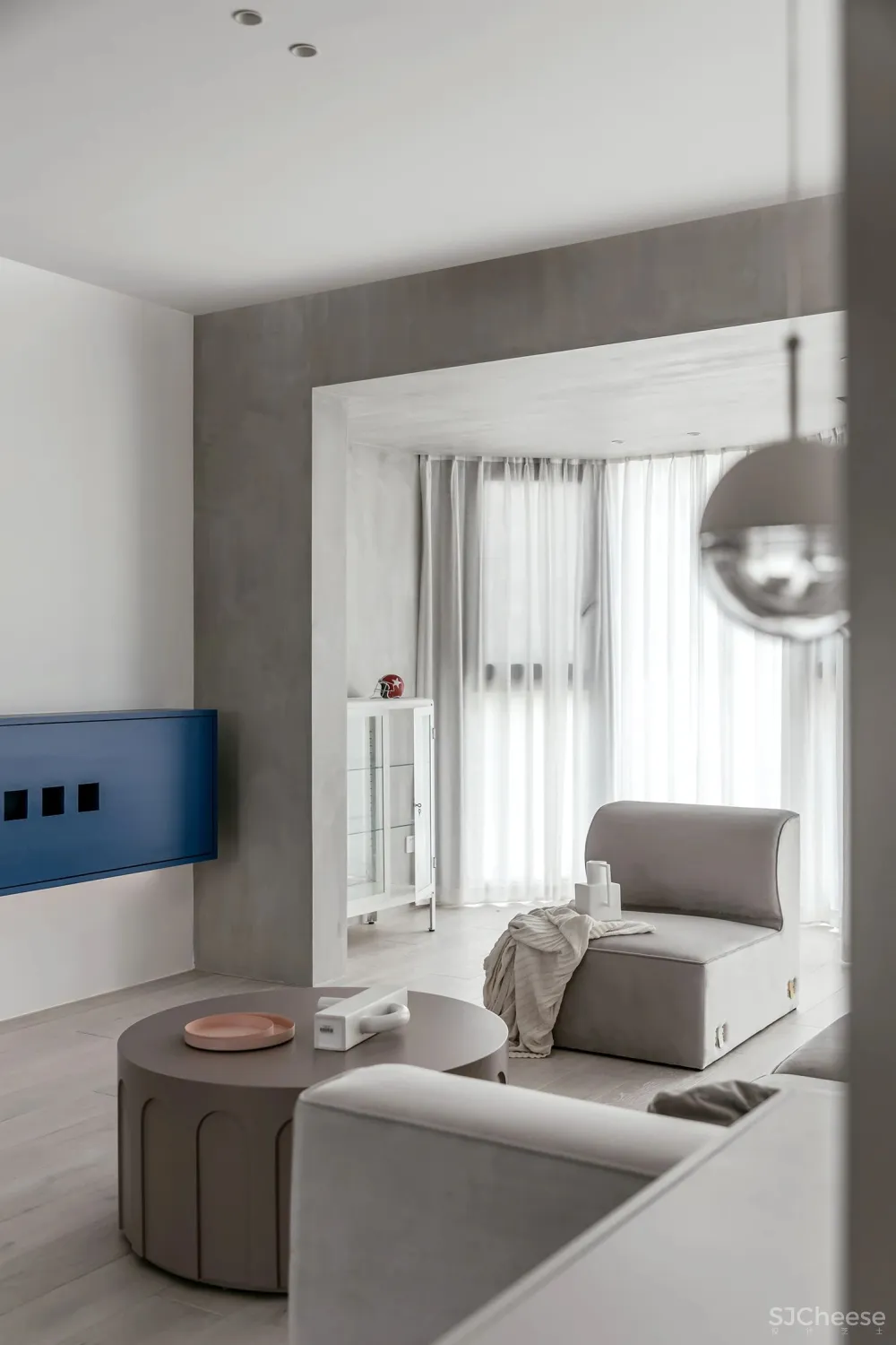 让两个女儿赤脚奔跑的家，140㎡浅色三室纯净通透，极简软装，倍感高级！