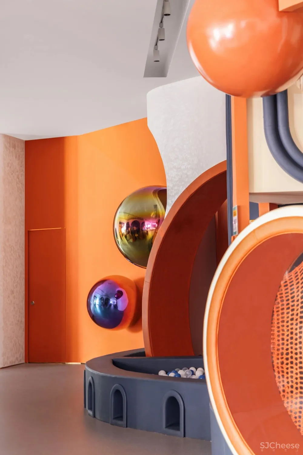 CLV×万科：色彩梦幻联动，打造都市中的“天真避难所”!