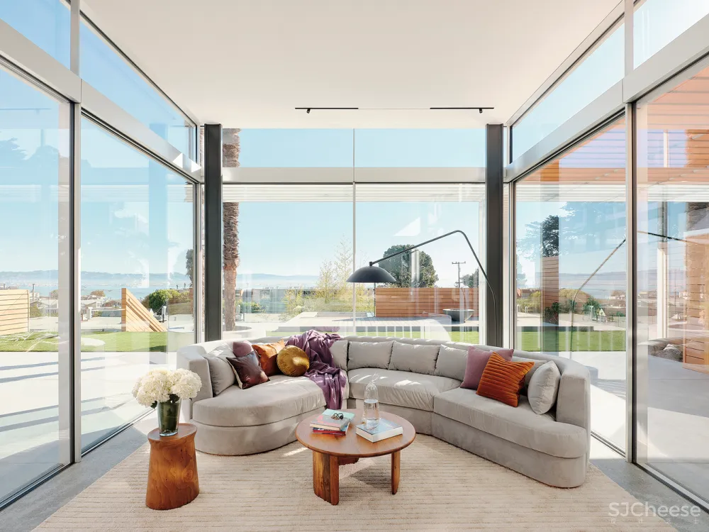 这栋180°全景「玻璃屋」,透明楼梯、网红滑梯,每件家具都是定制款!