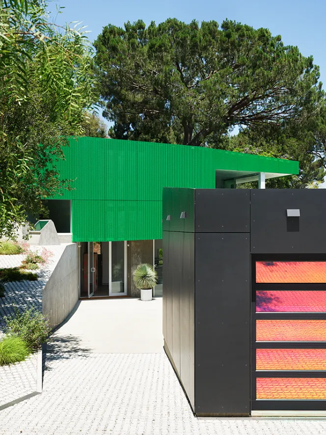 从外面看就是满墙孔板的铁皮屋,个性豪宅不输土壕风大别墅