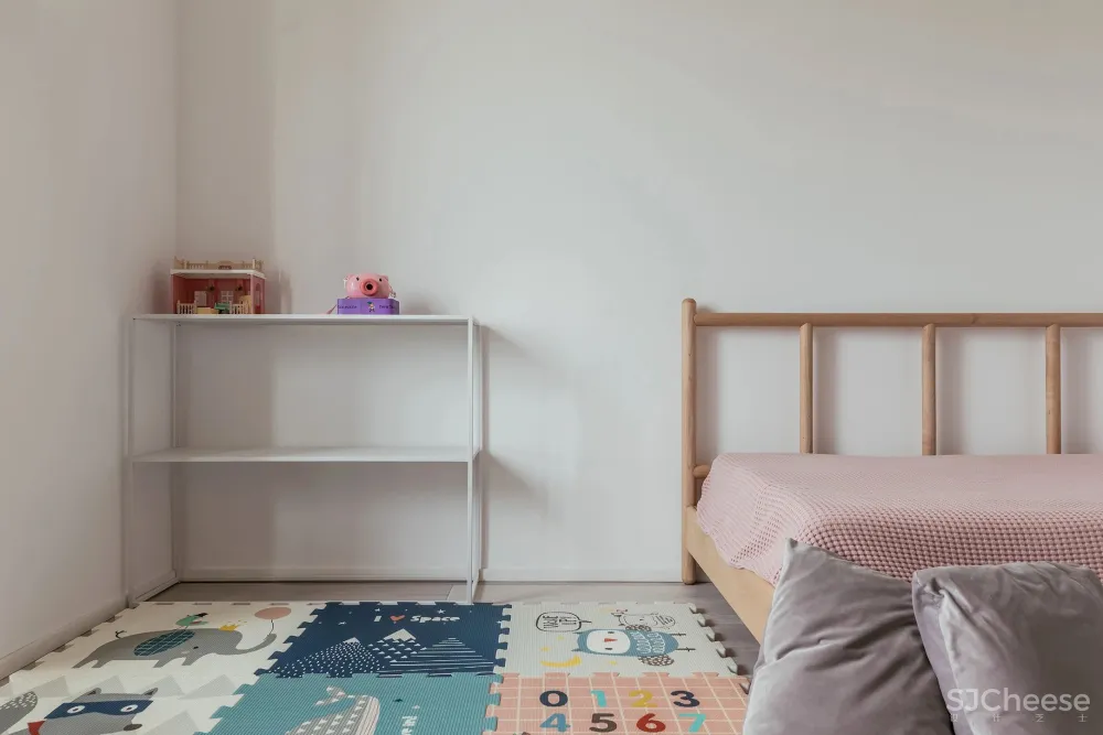 让两个女儿赤脚奔跑的家，140㎡浅色三室纯净通透，极简软装，倍感高级！