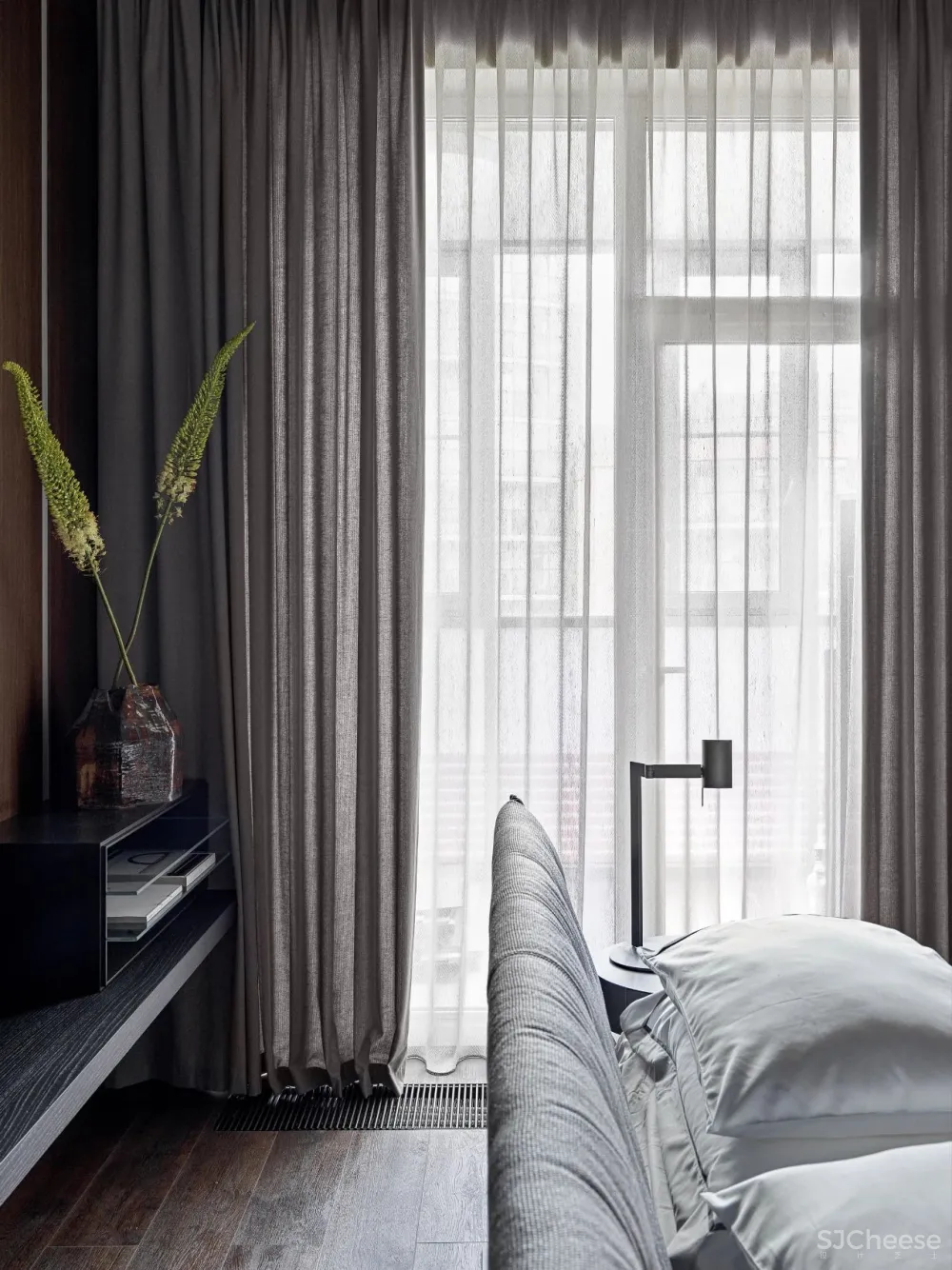 DE-DE新作 95m²简约私宅，大理石与原木的和谐