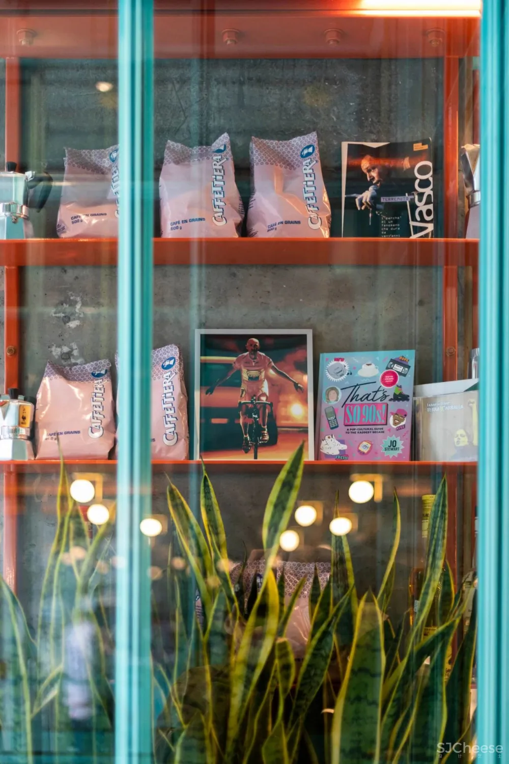 Caffettiera Caffé Bar in Montréal by Ménard Dworkind.