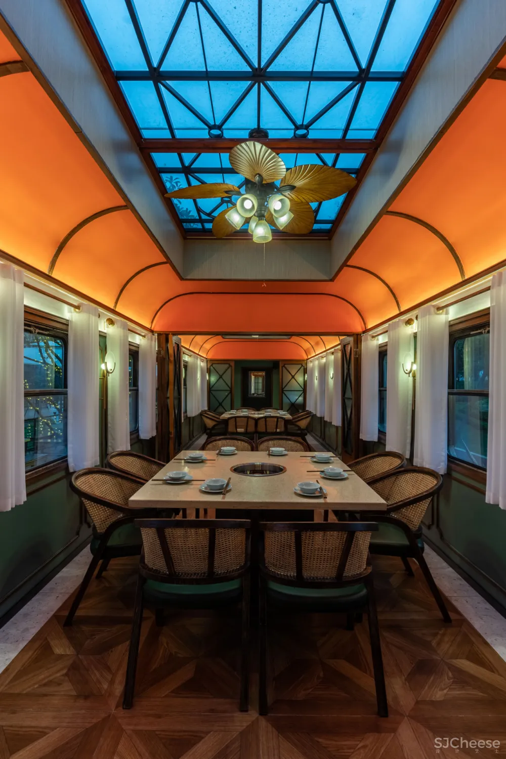 方糖设计 × 香天下·K160火锅：复古列车上的美食之旅