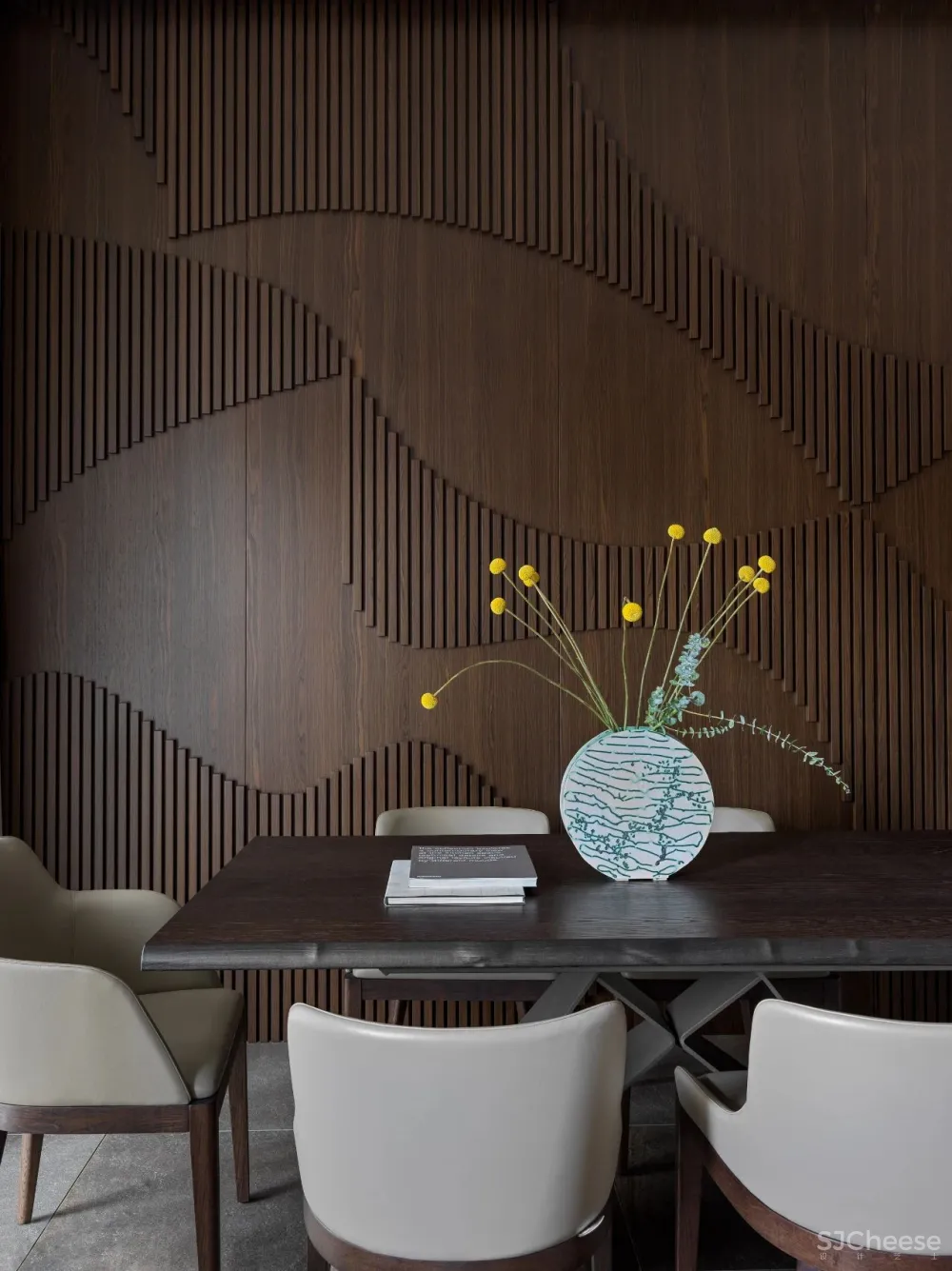 DE-DE新作 95m²简约私宅，大理石与原木的和谐