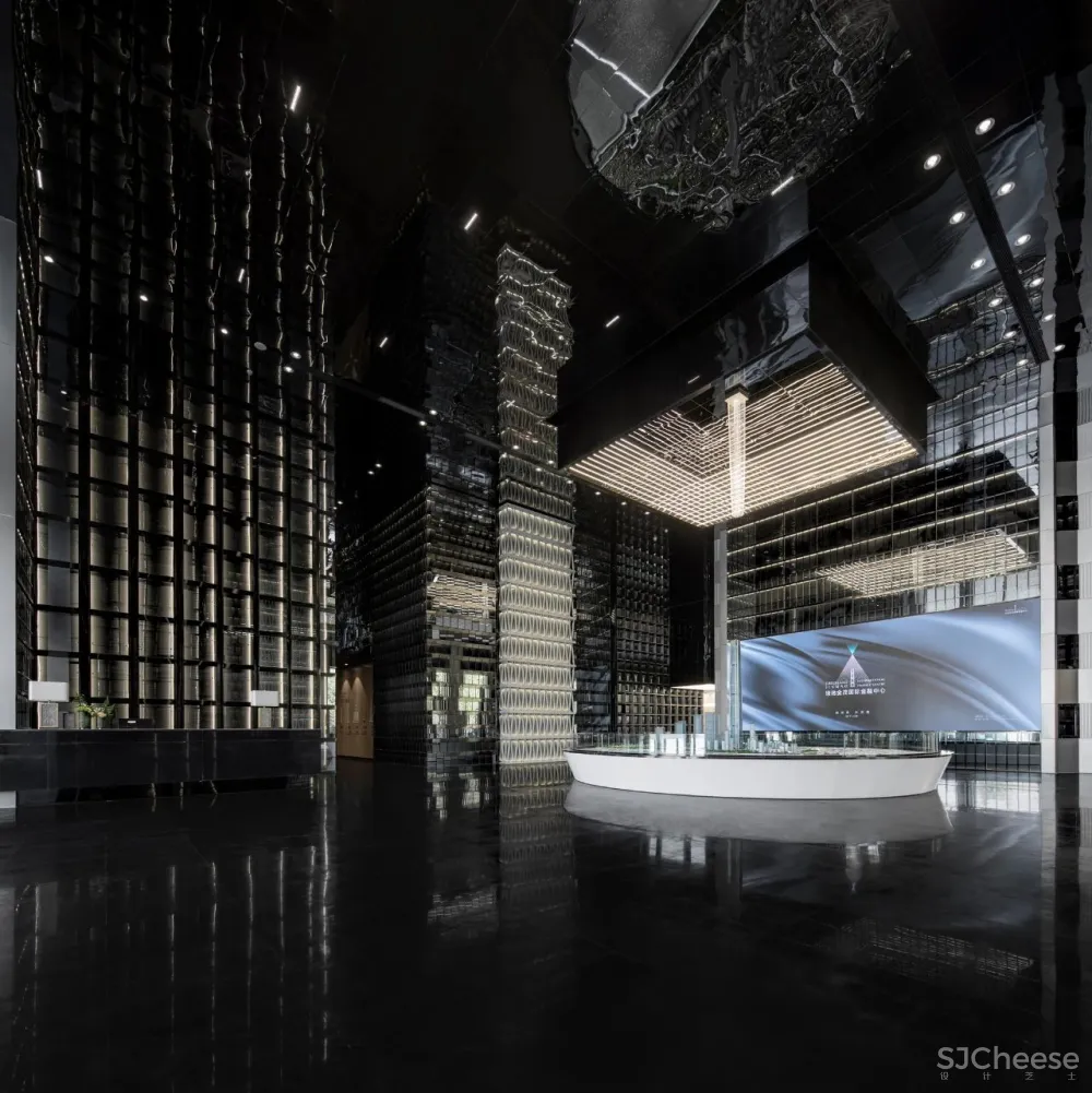 在镜像世界中寻找自己【绿地金茂国际金融中心售楼处】