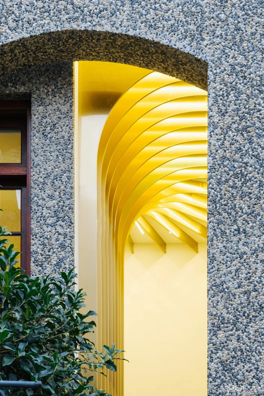 双子座俞挺的两个新作:一座妖的乐园、一个文学爱好者的客厅