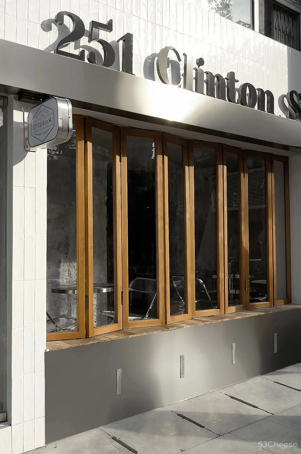 一间开放式的街边店