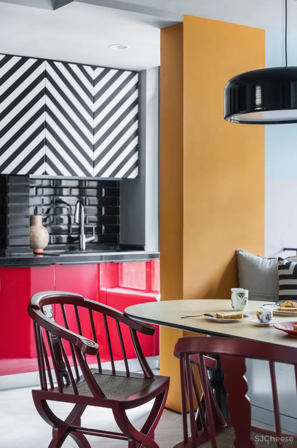 满满艺术复古风,她的家装扮得戏剧感十足!