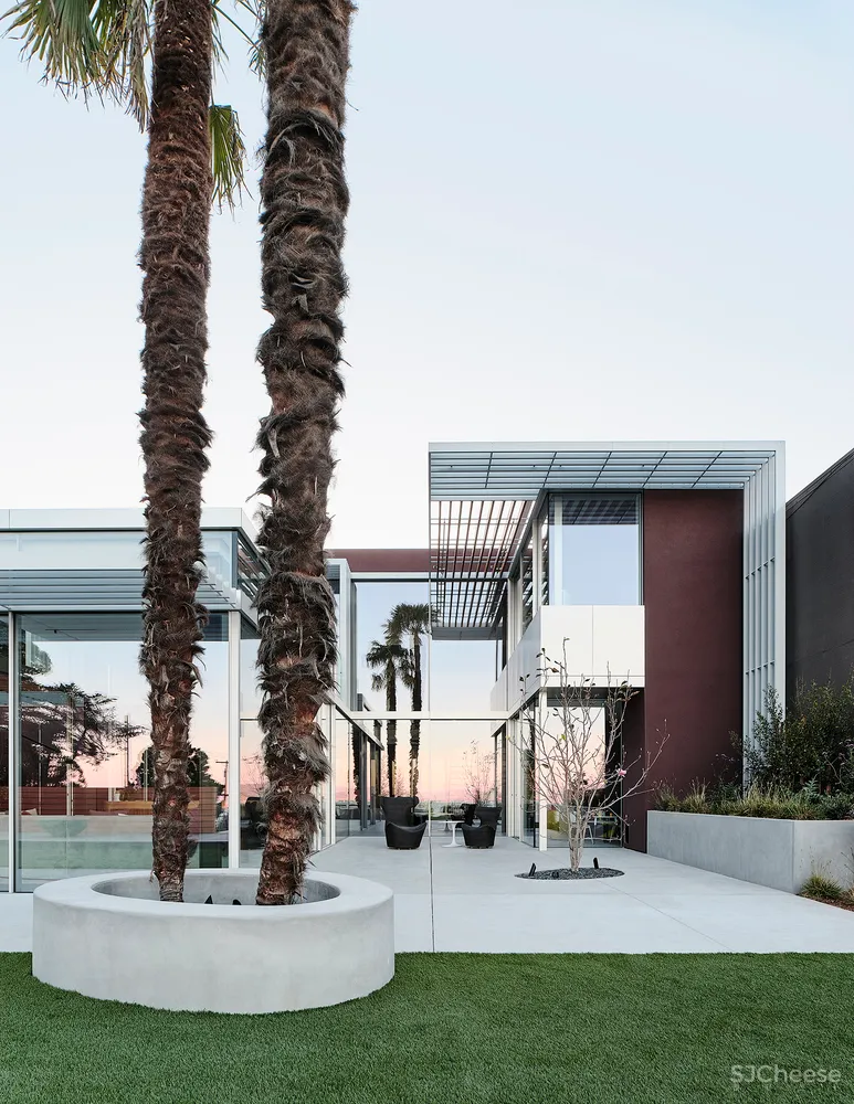 这栋180°全景「玻璃屋」,透明楼梯、网红滑梯,每件家具都是定制款!