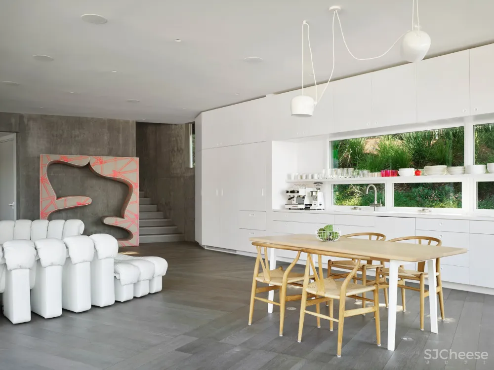 从外面看就是满墙孔板的铁皮屋,个性豪宅不输土壕风大别墅