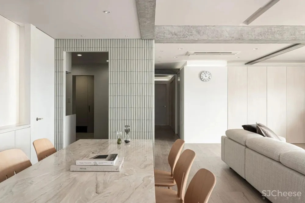 简约的现代公寓,用混凝土、木材、肌理涂料做出高级的层次感