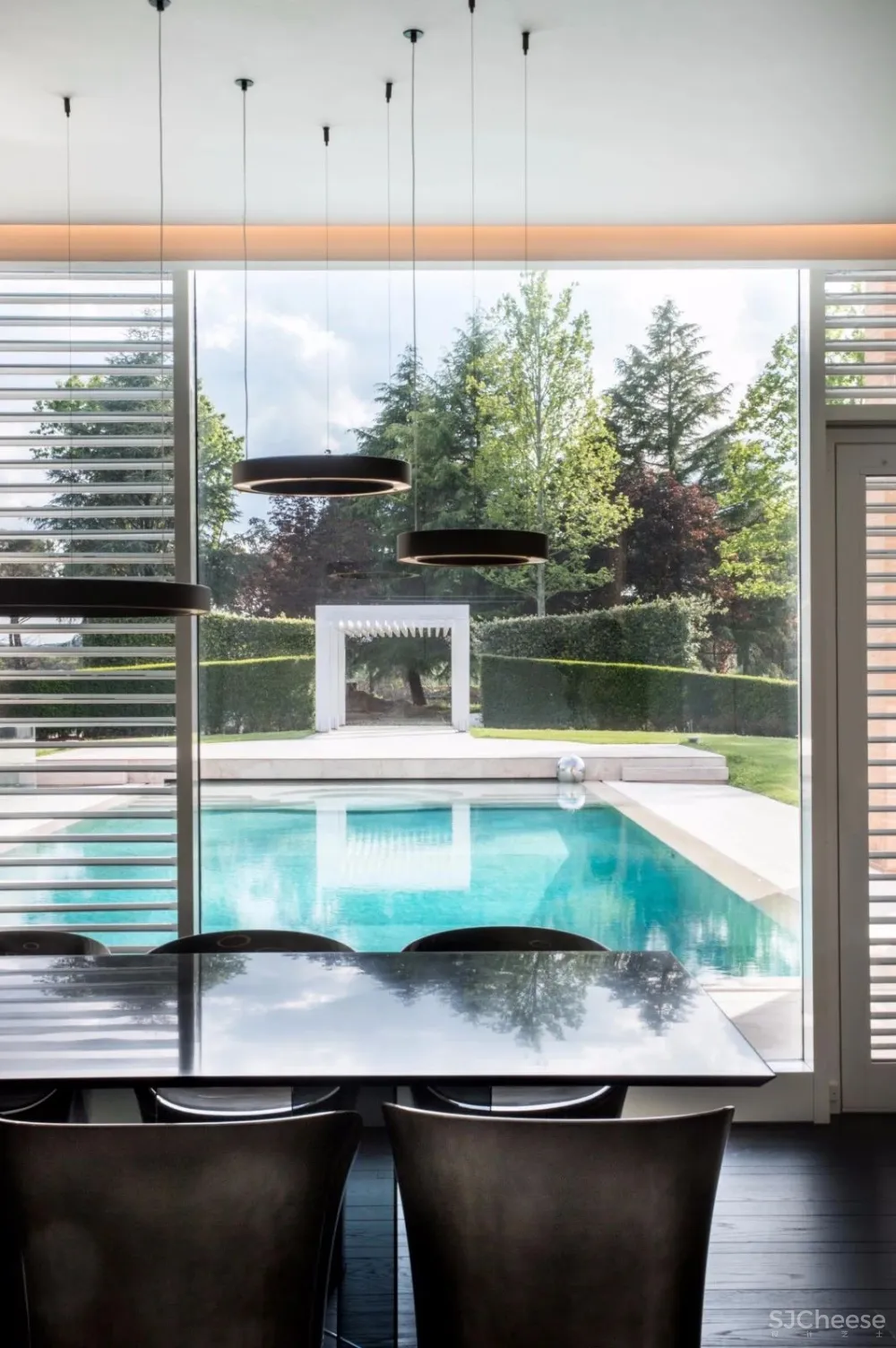 黑白内饰碰撞极简空间 Studio Svetti