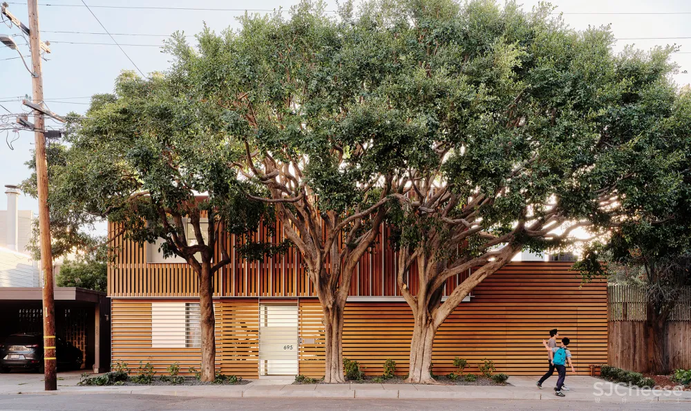 这栋180°全景「玻璃屋」,透明楼梯、网红滑梯,每件家具都是定制款!