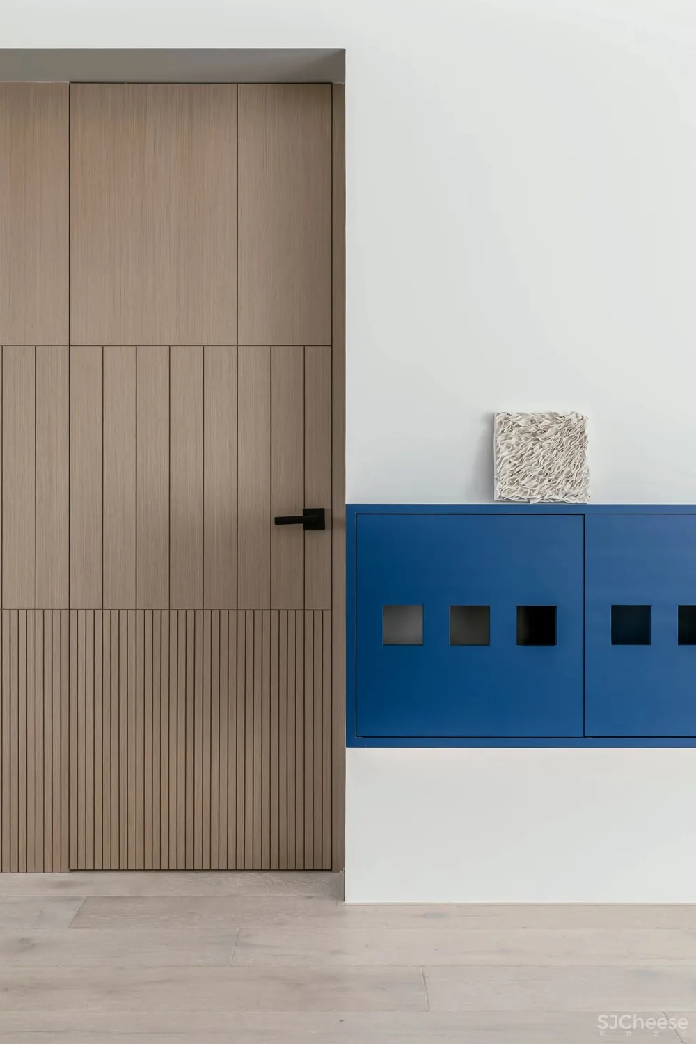 让两个女儿赤脚奔跑的家，140㎡浅色三室纯净通透，极简软装，倍感高级！