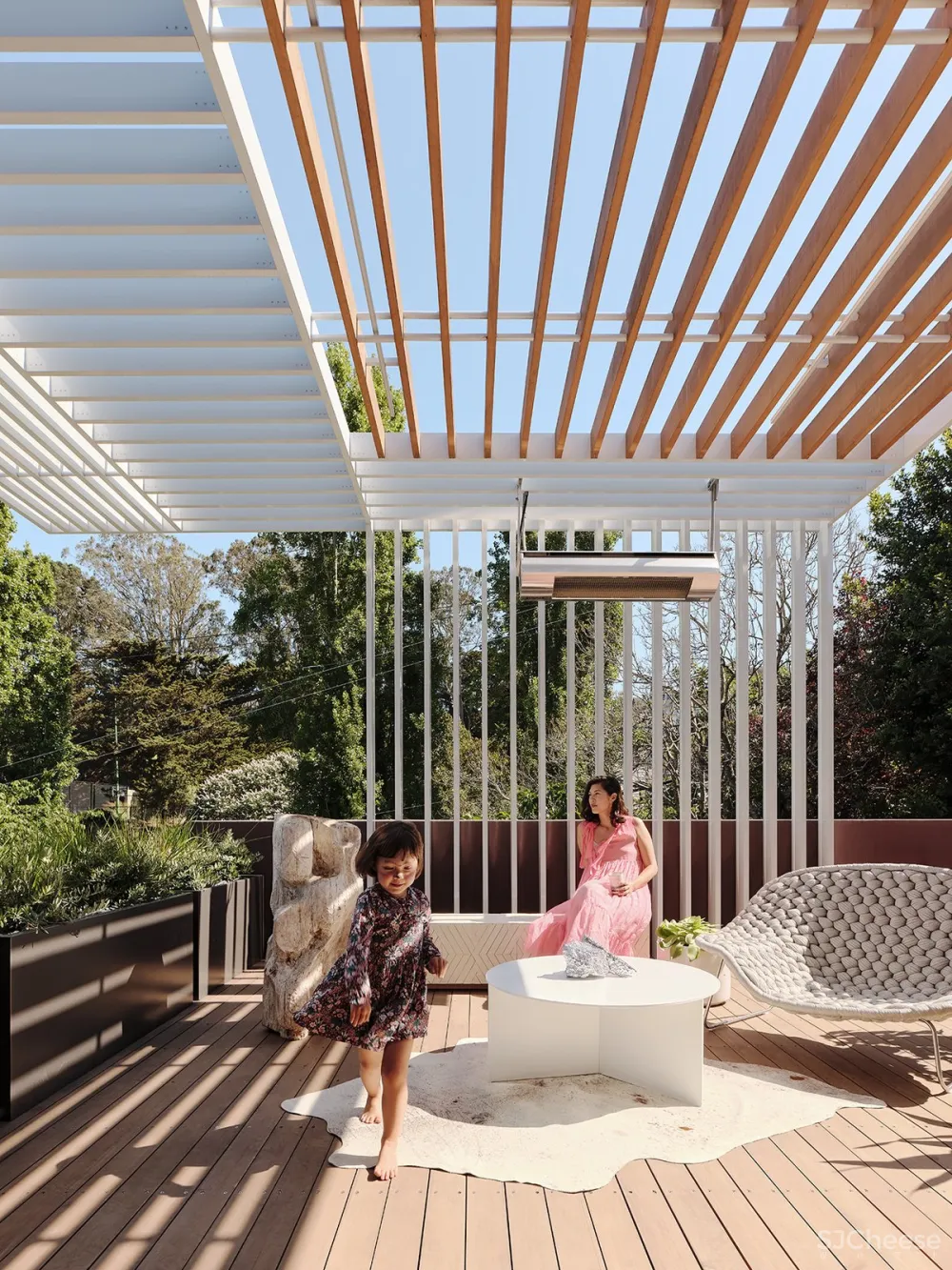 这栋180°全景「玻璃屋」,透明楼梯、网红滑梯,每件家具都是定制款!