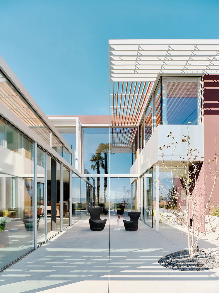 这栋180°全景「玻璃屋」,透明楼梯、网红滑梯,每件家具都是定制款!