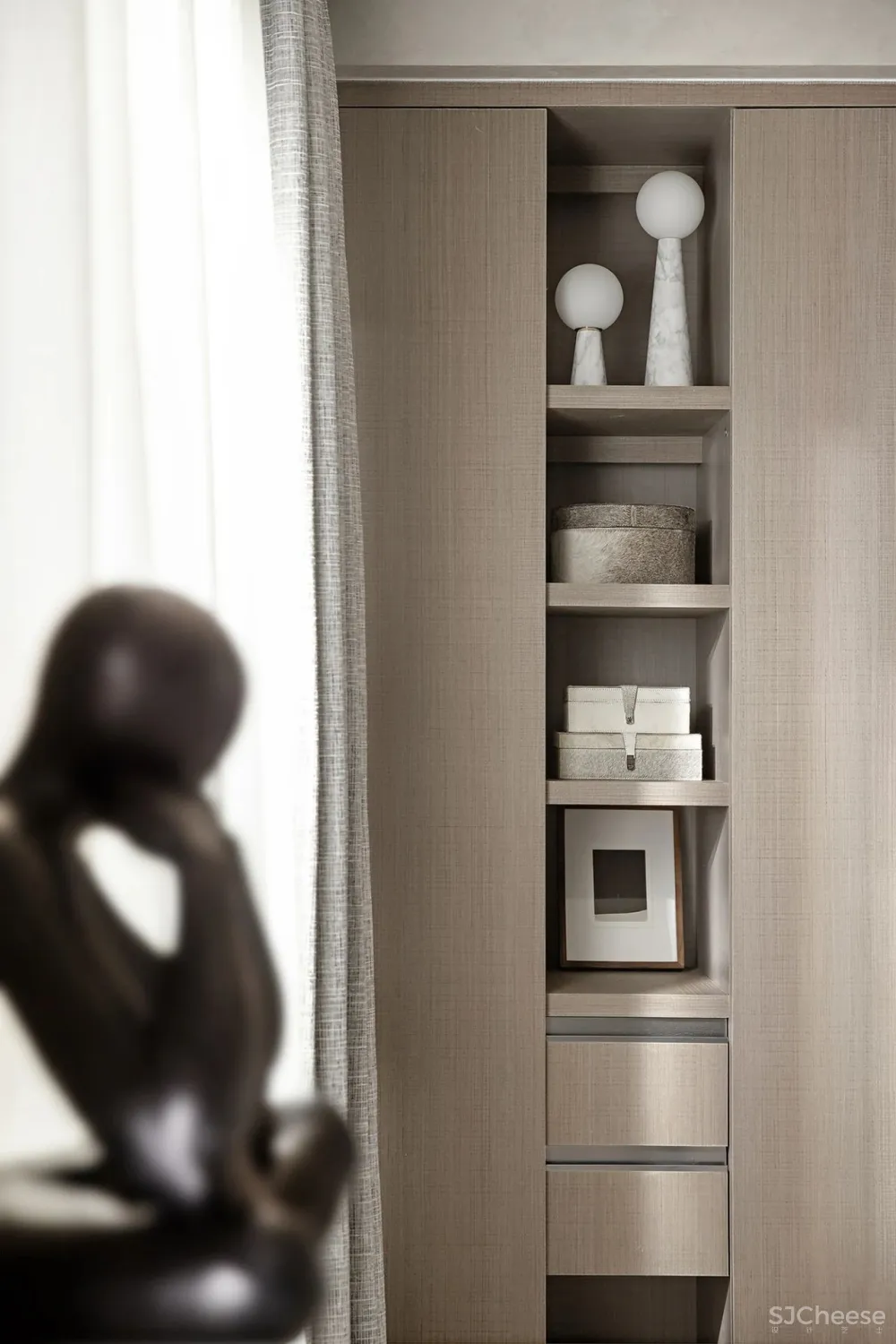 灰调奶咖的半山叠墅，远离喧嚣的质朴大宅！