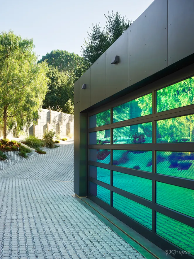 从外面看就是满墙孔板的铁皮屋,个性豪宅不输土壕风大别墅